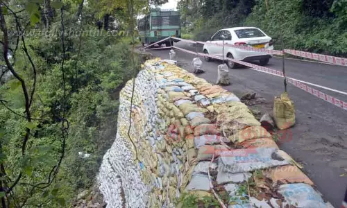 சேதமடைந்த தடுப்பு சுவரை சீரமைக்க ரூ.2½ கோடி ஒதுக்கீடு