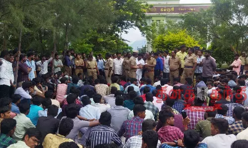 டாஸ்மாக் கடையை அகற்ற கோரி  அரசு என்ஜினீயரிங் கல்லூரி மாணவர்கள் போராட்டம்:  போடி அருகே பரபரப்பு