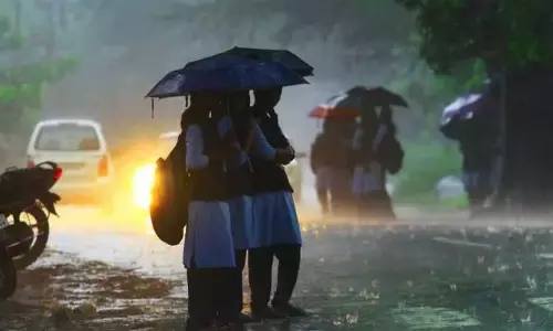 தொடரும் கனமழை: சென்னையில் பள்ளி, கல்லூரிகளுக்கு நாளை விடுமுறை..! தொடரும் கனமழை: சென்னையில் பள்ளி, கல்லூரிகளுக்கு நாளை விடுமுறை..!