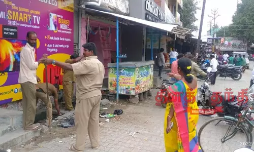 காரிமங்கலம் பேரூராட்சியில்  சாலையோர ஆக்கிரமிப்புகள் அகற்றம்