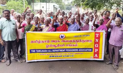 ஓய்வூதியர் சங்கத்தினர் ஆர்ப்பாட்டம்