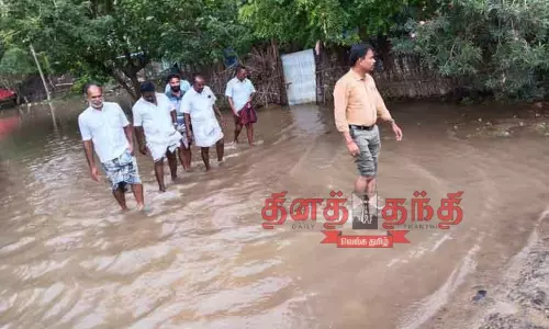 பூம்புகார் சுனாமி குடியிருப்பை சூழ்ந்த மழைநீரை அகற்றும் பணி பூம்புகார் சுனாமி குடியிருப்பை சூழ்ந்த மழைநீரை அகற்றும் பணி