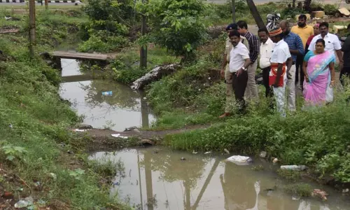 மழைநீர் வாய்க்கால் ஆக்கிரமிப்பை உடனடியாக அகற்ற வேண்டும் மழைநீர் வாய்க்கால் ஆக்கிரமிப்பை உடனடியாக அகற்ற வேண்டும்
