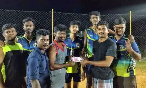 கைப்பந்து போட்டியில் வெற்றி பெற்ற அணிகளுக்கு பரிசு கைப்பந்து போட்டியில் வெற்றி பெற்ற அணிகளுக்கு பரிசு