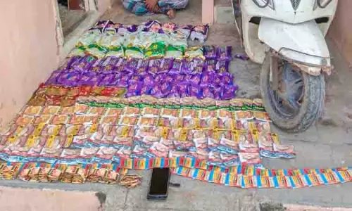 8 கிலோ புகையிலை பொருட்கள் பறிமுதல் 8 கிலோ புகையிலை பொருட்கள் பறிமுதல்