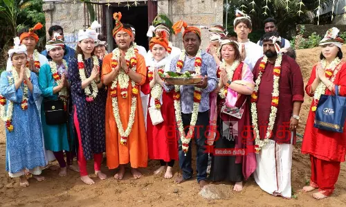 கும்பகோணம் கோவிலில் வழிபாடு நடத்திய ஜப்பான் நாட்டினர் கும்பகோணம் கோவிலில் வழிபாடு நடத்திய ஜப்பான் நாட்டினர்