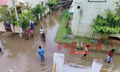 திருப்பரங்குன்றத்தில் குடியிருப்புகளை சூழ்ந்த மழைநீரால் மக்கள் அவதி திருப்பரங்குன்றத்தில் குடியிருப்புகளை சூழ்ந்த மழைநீரால் மக்கள் அவதி