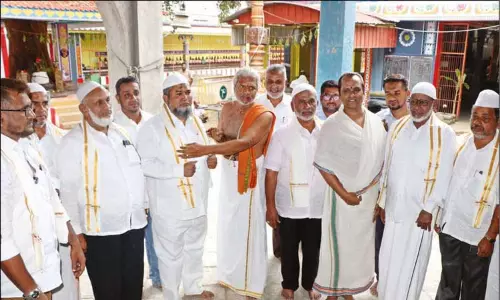 கார் வெடிப்பு சம்பவம்: கோட்டை ஈஸ்வரன் கோவில் நிர்வாகிகளுடன் ஜமாத் கூட்டமைப்பினர் சந்திப்பு கார் வெடிப்பு சம்பவம்: கோட்டை ஈஸ்வரன் கோவில் நிர்வாகிகளுடன் ஜமாத் கூட்டமைப்பினர் சந்திப்பு