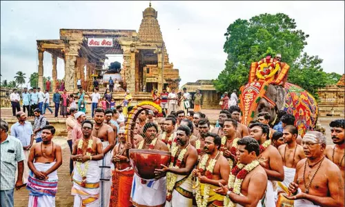 தஞ்சை பெருவுடையார்-பெரியநாயகி அம்மனுக்கு 48 வகையான அபிஷேகம் தஞ்சை பெருவுடையார்-பெரியநாயகி அம்மனுக்கு 48 வகையான அபிஷேகம்