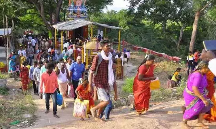 தொடர் மழை: சதுரகிரி கோவிலுக்கு செல்ல பக்தர்களுக்கு தடை..! தொடர் மழை: சதுரகிரி கோவிலுக்கு செல்ல பக்தர்களுக்கு தடை..!