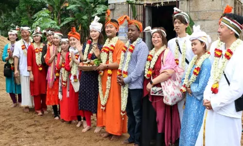 இந்திய கலாசாரத்தால் ஈர்ப்பு; கும்பகோணம் கோவிலில் சாமி தரிசனம் செய்த ஜப்பான் நாட்டினர்...!