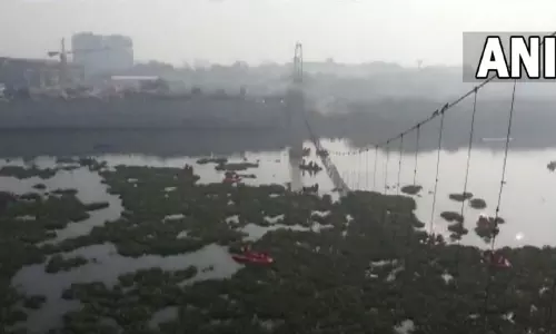 குஜராத் தொங்கு பாலம் விபத்து: மோர்பி நகராட்சி நிர்வாக தலைமை அதிகாரி சஸ்பெண்ட்!