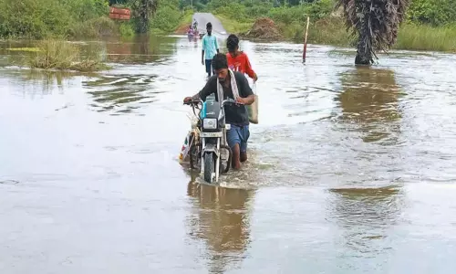 பாலூர் அருகே ஏரியில் இருந்து வெளியேறும் தண்ணீரால் தரைப்பாலங்கள் மூழ்கின; மேம்பாலம் அமைத்து தர பொதுமக்கள் கோரிக்கை பாலூர் அருகே ஏரியில் இருந்து வெளியேறும் தண்ணீரால் தரைப்பாலங்கள் மூழ்கின; மேம்பாலம் அமைத்து தர பொதுமக்கள் கோரிக்கை