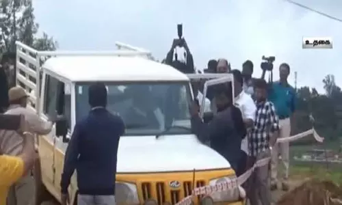 உதகை அருகே அமைச்சர் ராமச்சந்திரன் சென்ற வாகனம் பள்ளத்தில் இறங்கியதால் பரபரப்பு