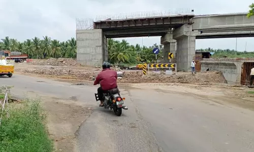 பெதப்பம்பட்டி சாலையின் குறுக்கே மேல்பகுதிகளை இணைக்கும் வகையில் பாலம் கட்டும்பணிகள் தீவிரமாக நடந்து வருகிறது. பெதப்பம்பட்டி சாலையின் குறுக்கே மேல்பகுதிகளை இணைக்கும் வகையில் பாலம் கட்டும்பணிகள் தீவிரமாக நடந்து வருகிறது.