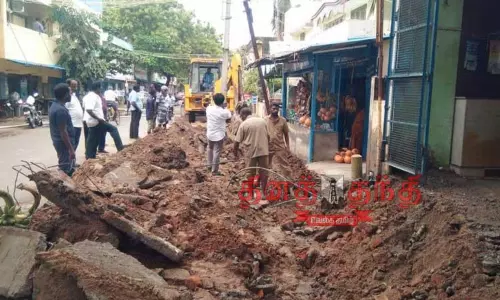 தூத்துக்குடியில் கழிவுநீர் வடிகாலை மூடி அமைக்கப்பட்டிருந்த ஆக்கிரமிப்பு அகற்றம்