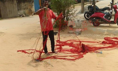 குமரி மீனவர்களின் வலையை அறுத்துச்சென்ற பனாமா நாட்டு கப்பல் குமரி மீனவர்களின் வலையை அறுத்துச்சென்ற பனாமா நாட்டு கப்பல்