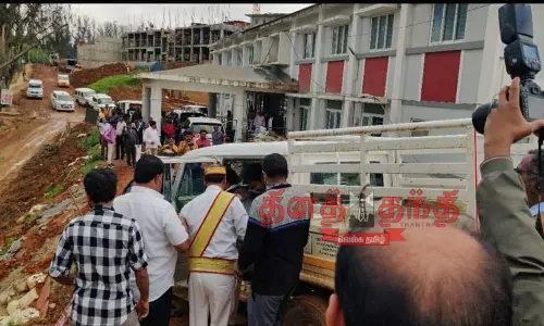 அமைச்சர், கலெக்டர் பயணித்த வாகனம் சேற்றில் சிக்கியதால் பரபரப்பு