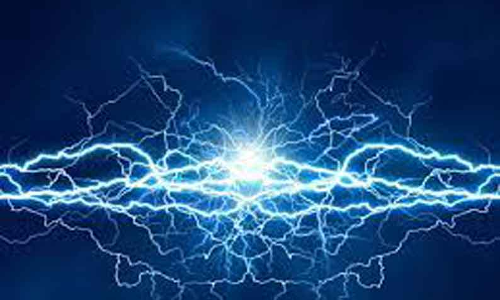 டிரான்ஸ்பார்மரில் மின்கம்பி அறுந்து விழுந்ததால்  வீடுகளில் எலக்ட்ரானிக் பொருட்கள் வெடித்து சிதறின  ஓமலூர் அருகே பரபரப்பு