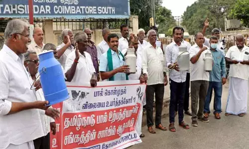 பால் உற்பத்தியாளர்கள் ஆர்ப்பாட்டம்