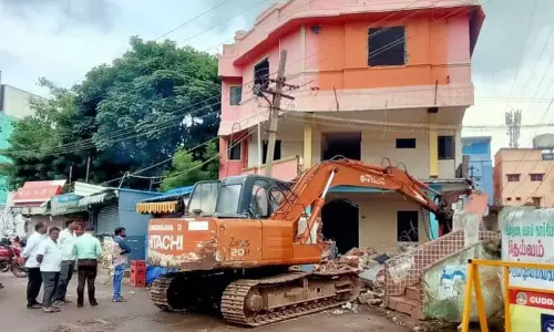 நீர்நிலை ஆக்கிரமிப்புகள் அகற்றும் பணி: விருத்தாலத்தில் மருத்துவமனை கட்டிடம் இடிப்பு போலீஸ் பாதுகாப்புடன் அதிகாரிகள் நடவடிக்கை நீர்நிலை ஆக்கிரமிப்புகள் அகற்றும் பணி: விருத்தாலத்தில் மருத்துவமனை கட்டிடம் இடிப்பு போலீஸ் பாதுகாப்புடன் அதிகாரிகள் நடவடிக்கை