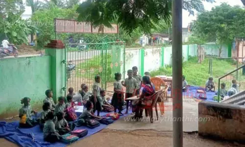 பள்ளி கட்டிடம் சேதமடைந்ததால் மரத்தடியில் படிக்கும் மாணவர்கள் பள்ளி கட்டிடம் சேதமடைந்ததால் மரத்தடியில் படிக்கும் மாணவர்கள்