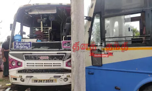 பள்ளிபாளையம் அருகே  அரசு- தனியார் பஸ் மோதல்; பயணிகள் காயம்