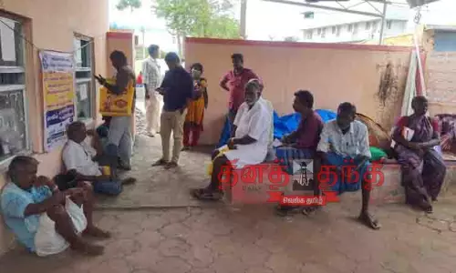 மின்சாரம் இல்லாததால் கட்டணம் செலுத்த முடியாமல் காத்திருந்த நுகர்வோர்கள்