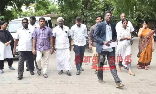 ஈரோடு கலெக்டர் அலுவலக பொருட்களை ஜப்தி செய்ய உத்தரவு கோர்ட்டு ஊழியர்கள் வந்ததால் பரபரப்பு ஈரோடு கலெக்டர் அலுவலக பொருட்களை ஜப்தி செய்ய உத்தரவு கோர்ட்டு ஊழியர்கள் வந்ததால் பரபரப்பு