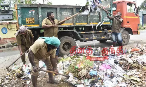 ஈரோடு மாநகராட்சி தூய்மை பணியாளர்கள் போராட்டம் வாபஸ் அனைவரும் பணிக்கு திரும்பினர் ஈரோடு மாநகராட்சி தூய்மை பணியாளர்கள் போராட்டம் வாபஸ் அனைவரும் பணிக்கு திரும்பினர்