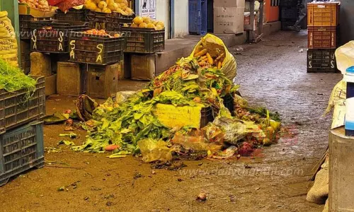 தேங்கி கிடக்கும் குப்பைகளால் சுகாதார சீர்கேடு தேங்கி கிடக்கும் குப்பைகளால் சுகாதார சீர்கேடு