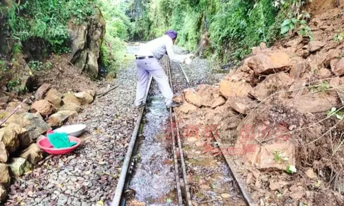 குன்னூர்-மேட்டுப்பாளையம் இடையே தண்டவாளத்தில் மண்சரிவு குன்னூர்-மேட்டுப்பாளையம் இடையே தண்டவாளத்தில் மண்சரிவு