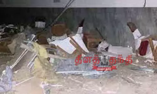 மண்டபத்தின் மேற்கூரை இடிந்து விழுந்து பெண்கள் காயம் மண்டபத்தின் மேற்கூரை இடிந்து விழுந்து பெண்கள் காயம்