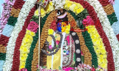 சனி பிரதோஷத்தையொட்டி சிவன் கோவில்களில் சிறப்பு பூஜை சனி பிரதோஷத்தையொட்டி சிவன் கோவில்களில் சிறப்பு பூஜை