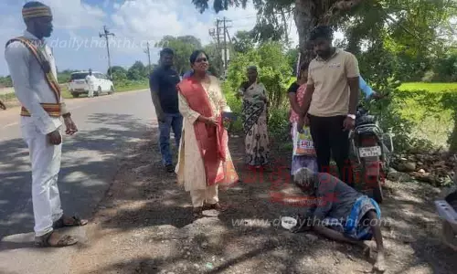 சாலையோரம் மயங்கி கிடந்த முதியவரை சிகிச்சைக்கு அனுப்பிவைத்த கலெக்டர் சாலையோரம் மயங்கி கிடந்த முதியவரை சிகிச்சைக்கு அனுப்பிவைத்த கலெக்டர்