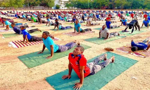 போலீசாருக்கு யோகா பயிற்சி