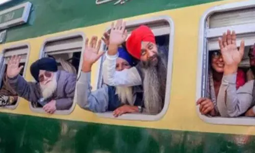 குருநானக் பிறந்தநாள் விழாவில் பங்கேற்க சீக்கியர்கள் சென்ற சிறப்பு ரெயில் தடம் புரண்டு விபத்து