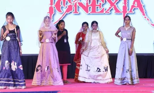 கல்லூரிகளுக்கு இடையே நடந்த ஆடை அலங்கார போட்டி