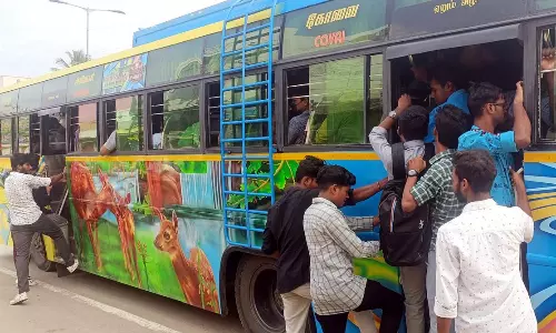 பஸ் படிக்கட்டுகளில் தொங்கியபடி மாணவ-மாணவிகள் பயணம்