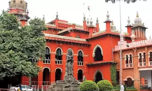 புகார்கள் மீது நடவடிக்கை எடுக்காமல் அதிகாரிகள் காலதாமதம் செய்வது அரசியல் அமைப்பு சட்டத்துக்கு விரோதமானது - ஐகோர்ட்டு உத்தரவு