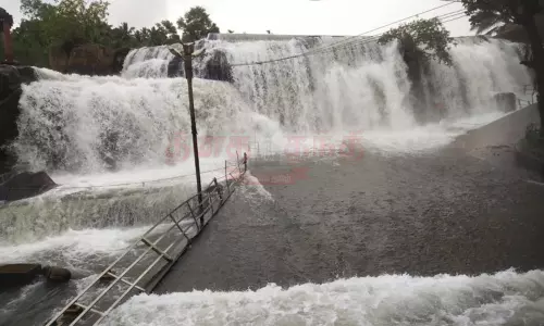 திற்பரப்பு அருவியில் சுற்றுலா பயணிகள் குளிக்க தடை