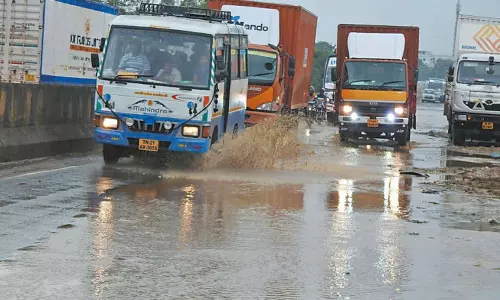 சுங்குவார் சத்திரத்தில் சாலையில் தேங்கி நிற்கும் மழைநீரால் வாகன ஓட்டிகள் அவதி சுங்குவார் சத்திரத்தில் சாலையில் தேங்கி நிற்கும் மழைநீரால் வாகன ஓட்டிகள் அவதி