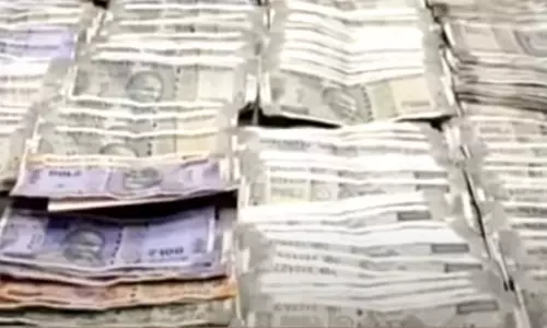 சார் பதிவாளர் அலுவலகத்தில் கணக்கில் வராத ரூ.4.52 லட்சம் பறிமுதல் - 8 பேர் மீது லஞ்ச ஒழிப்பு போலீசார் வழக்கு பதிவு