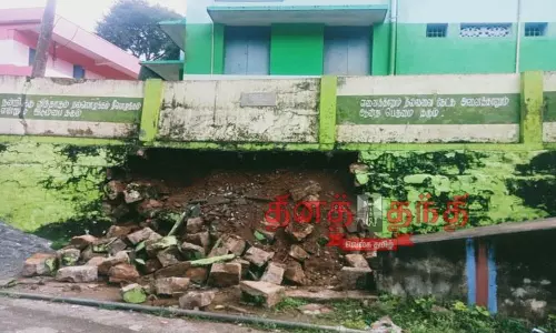 கோத்தகிரி பகுதியில் தொடர் மழை:குஞ்சப்பனை அரசு பள்ளியின் தடுப்புச்சுவர் இடிந்து விழுந்தது கோத்தகிரி பகுதியில் தொடர் மழை:குஞ்சப்பனை அரசு பள்ளியின் தடுப்புச்சுவர் இடிந்து விழுந்தது