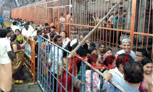 சாமி தரிசனத்துக்கு காத்திருந்த பக்தர்கள்