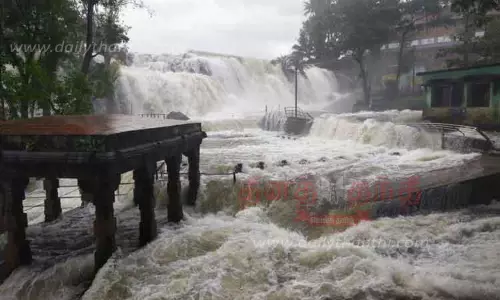 திற்பரப்பு அருவியில் தொடர்ந்து வெள்ளப்பெருக்கு திற்பரப்பு அருவியில் தொடர்ந்து வெள்ளப்பெருக்கு