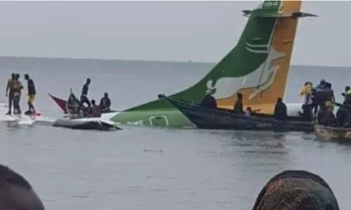 தான்சானியாவில் பயணிகள் விமானம் ஏரியில் விழுந்த விபத்தில் 3 பேர் பலி; 26 பேர் மீட்பு!