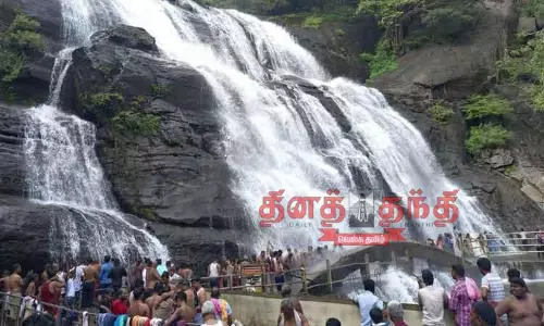 குற்றாலம் அருவியில் குளிக்க  சுற்றுலா பயணிகளுக்கு அனுமதி