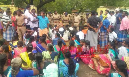 கரடி கடித்துக் குதறியதில் வியாபாரி உள்பட 3 பேர் படுகாயம்; பொதுமக்கள் போராட்டத்தால் பரபரப்பு கரடி கடித்துக் குதறியதில் வியாபாரி உள்பட 3 பேர் படுகாயம்; பொதுமக்கள் போராட்டத்தால் பரபரப்பு