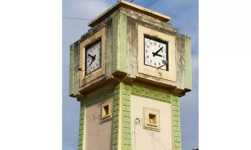 4 திசையிலும் வெவ்வேறு நேரத்தை காட்டும் ஆரணி மணிக்கூண்டு